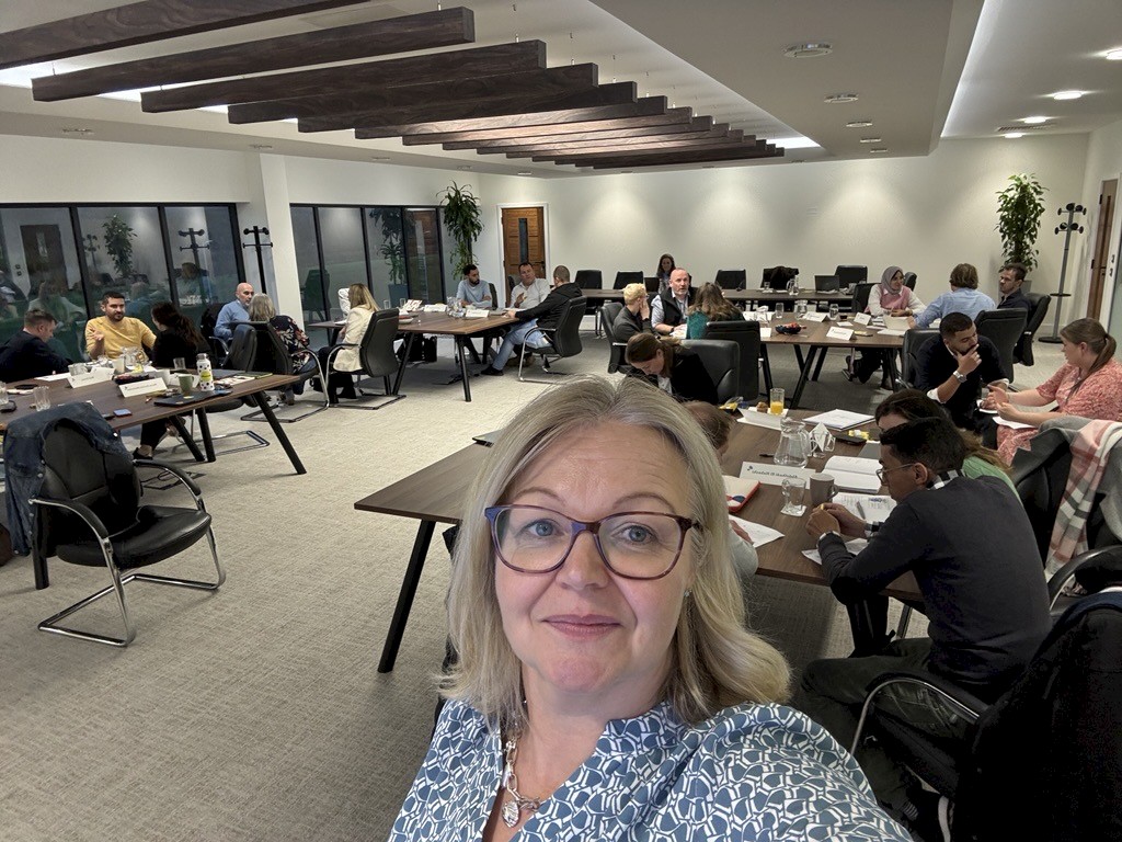 alt="hr consultant giving management training to a company"