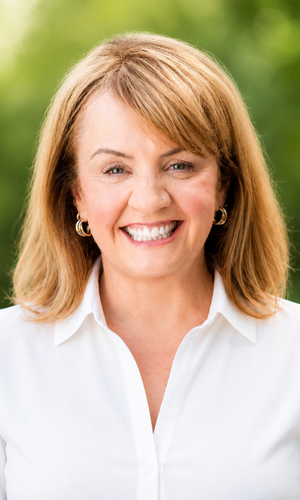 alt="Consultant HR Director Claire McIntosh"